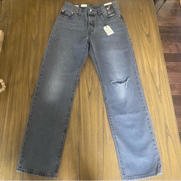 FLASH SALE! Levi's 90's black distressed relaxed jeans - Picture 5 of 17